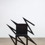 Paolo Pallucco, 100 sedie in una notte, Sedia 75 - Sedia inavvertitamente seduta su una casuale pedana, 1990