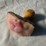 Manuela Benaim, Artists kiss stamp III