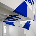 Felice Varini, Quadrilatère d'arcs et de cercles, bleu, noir, rouge, jaune, 2015