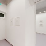 Vera MOLNAR, Signature à la mine de plomb sur fond rouge, 2008