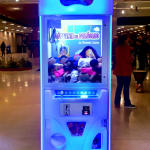 Panmela Castro, Máquina de Pelúcias [Claw Machine], da série Artistas no Ateliê [Artists in the Studio series], 2023