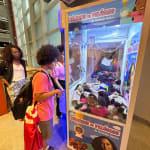 Panmela Castro, Máquina de Pelúcias [Claw Machine], da série Artistas no Ateliê [Artists in the Studio series], 2023