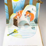 A Raposa, a Lebre e o Galo by Viktor Andriyevich. Pop up page of fox near pond.