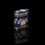 Antique Chinese Opium Box in Cloisonné Enamel, decorated with Floral Motifs and Interior Scenes: item with fond in lapis lazuli,...