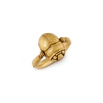 An Egyptian Revival yellow gold ring