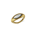 A gold and banded agate eye ring