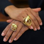 Sculptural ring – curling crest of a wave – in 18 kt Fairtrade Gold by sustainable jewellery artist Ute Decker