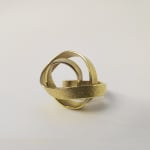 Sculptural ring – curling crest of a wave – in 18 kt Fairtrade Gold by sustainable jewellery artist Ute Decker
