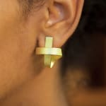 Sculptural earrings - curl - in 18 kt Fairtrade Gold by sustainable jewellery artist Ute Decker