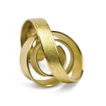 Sculptural ring – rose #2 – in 18 kt Fairtrade Gold by contemporary jewellery artist Ute Decker