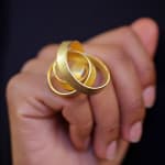 Sculptural ring – rose #2 – in 18 kt Fairtrade Gold by contemporary jewellery artist Ute Decker