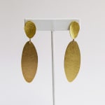 minimalist earrings by artist jeweller ute decker in 18 Kt Fairtrade Gold. Showing at Goldsmiths' Fair 2021