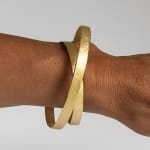 Sculptural bracelet – pure infinity - in 18 kt Fairtrade Gold – sculptural jewellery by artist Ute Decker