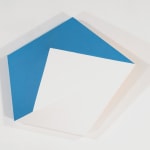 Tridimensional painting of interconnected white and blue parallelograms
