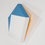 Tridimensional painting of interconnected white and blue parallelograms