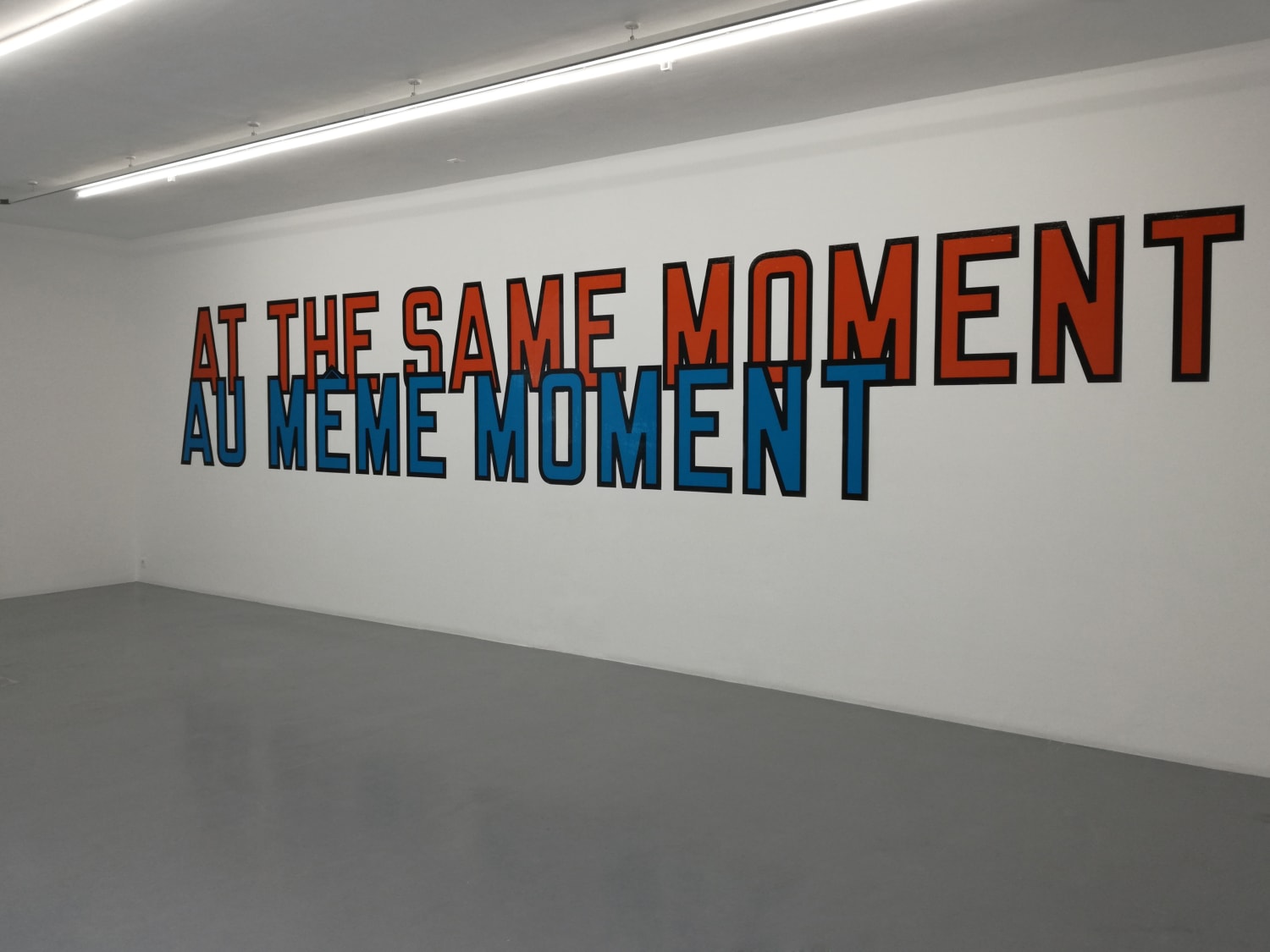 Lawrence Weiner, AT THE SAME MOMENT / AU MÊME MOMENT, 2000