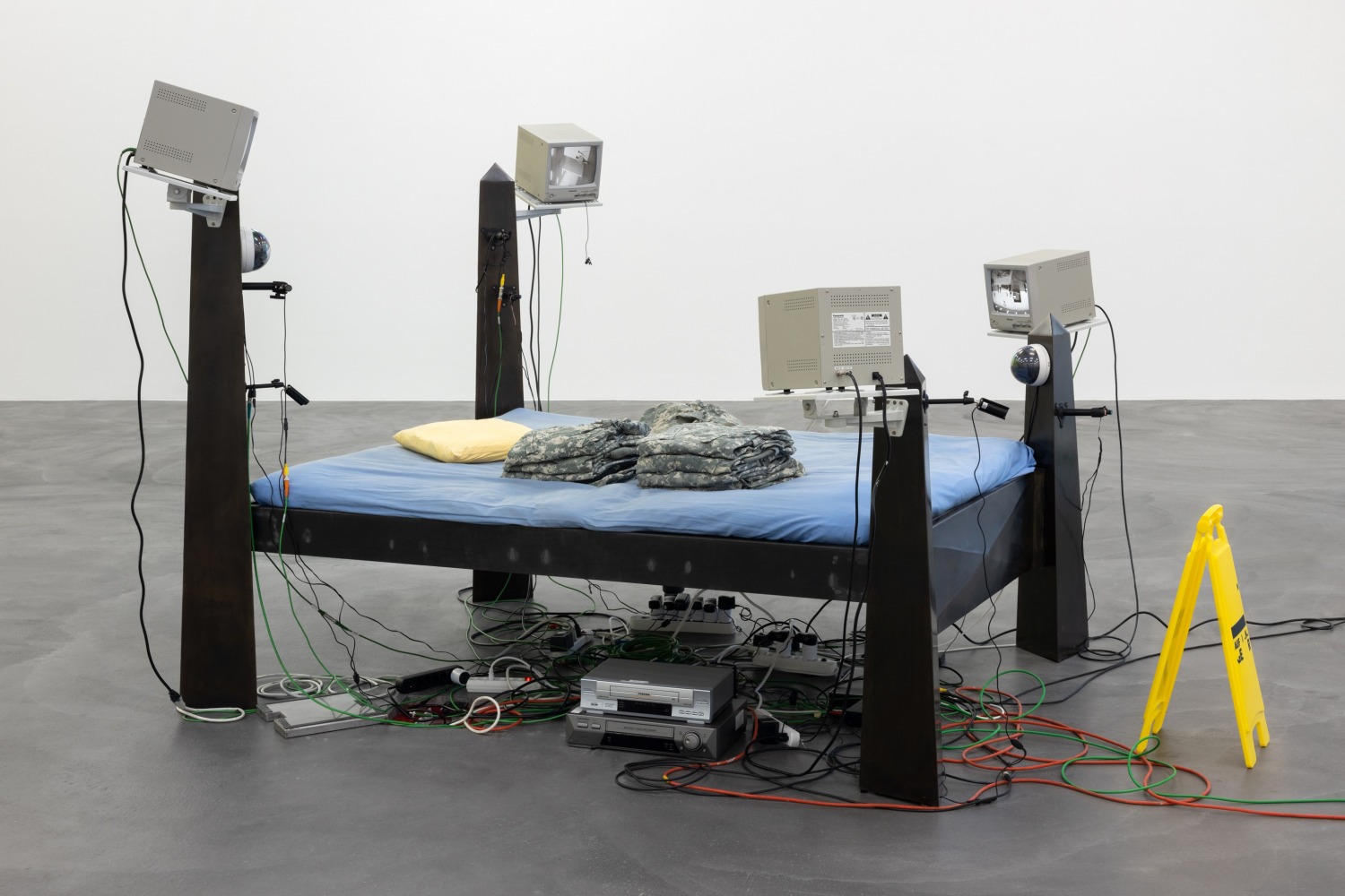 Julia Scher, Papa Bed, 2003