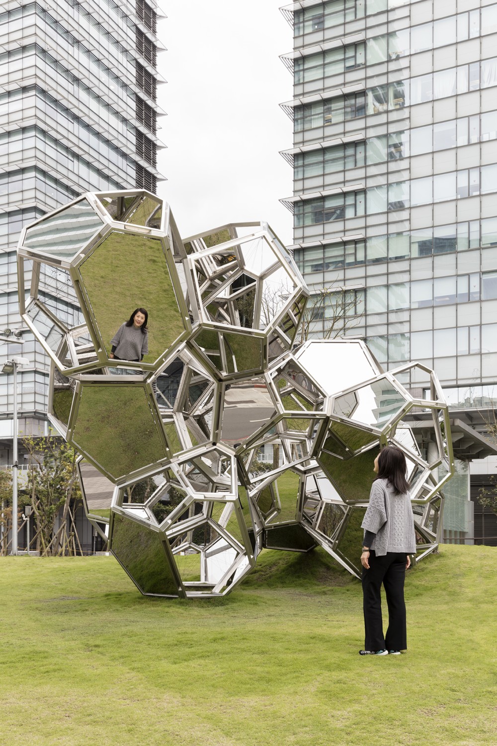 Tomás Saraceno, Cloud City: HAT-P-12, 2016 | Esther Schipper
