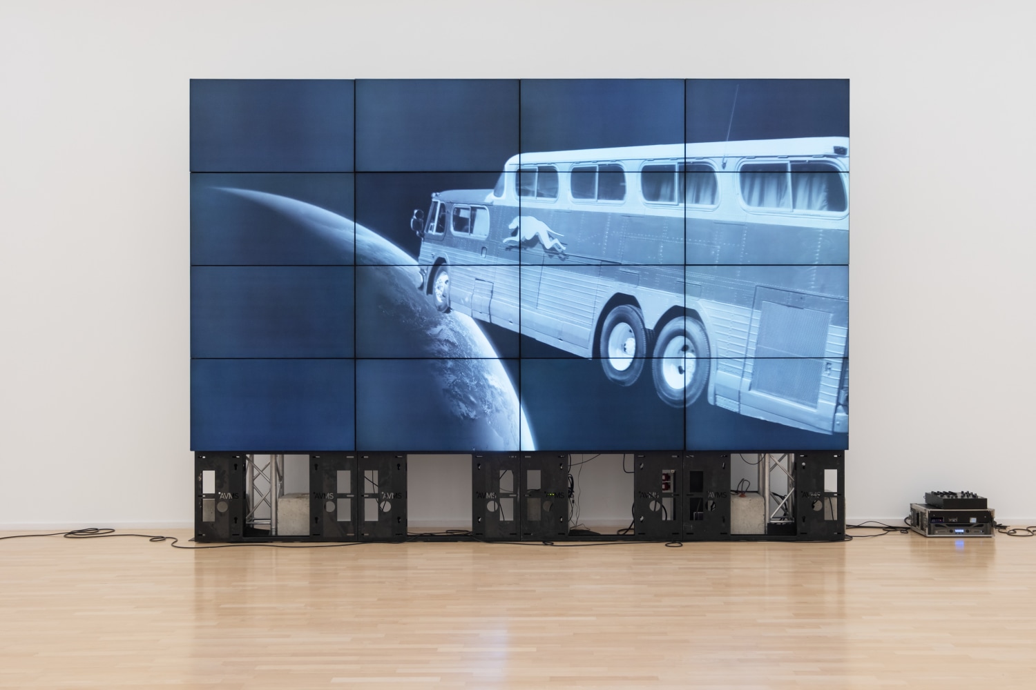 Julia Scher, Hyperwall (Infoscreen at bus station somewhere near Planet Greyhound), 2022