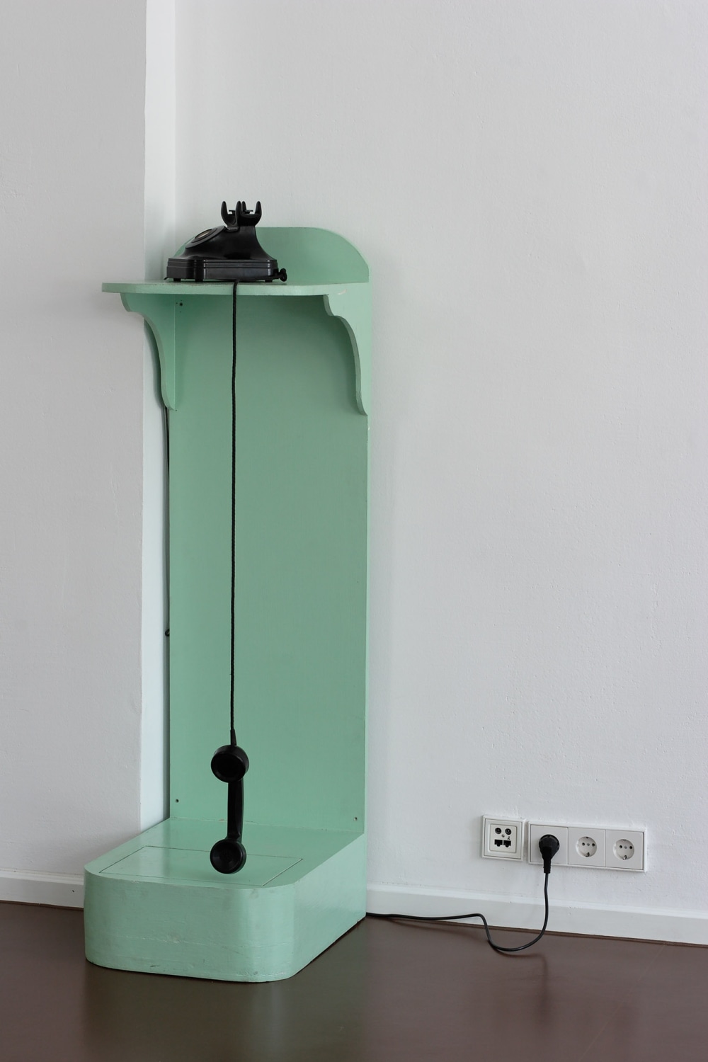 Liu Wei Who Answers the Telephone? 2007 Telephone, wood, paint 40 x 40 x 134,5 cm Photo © Carsten Eisfeld