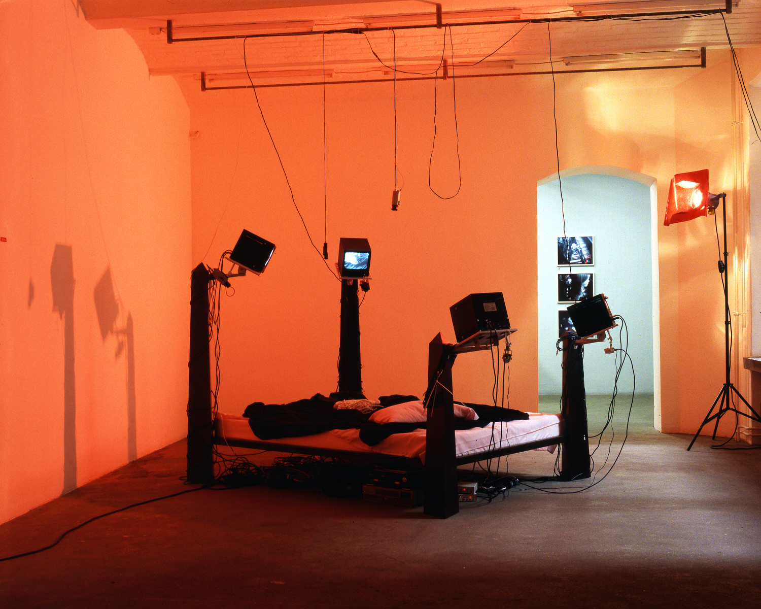 Julia Scher, Surveillance Bed III, 2000. Exhibition view: Always There – Surveillance Bed, Esther Schipper, Berlin, 2000. Photo © Ilona...