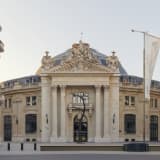 Vue du parvis de la Bourse de Commerce — Pinault Collection, Paris 2024 Giuseppe Penone, Idee di Pietra, 2010 © Pinault Collection/ ADAGP, Paris, 2024. Photo : Romain Laprade
