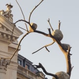 Vue du parvis de la Bourse de Commerce — Pinault Collection, Paris 2024 Giuseppe Penone, Idee di Pietra, 2010 © Pinault Collection/ ADAGP, Paris, 2024. Photo : Romain Laprade