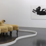 François-Xavier Lalanne, Troupeau de moutons, 1965/1979. Adagp, Paris, 2025 Maurizio Cattelan, Untitled, 1995. Courtesy Maurizio Cattelan’s Archive Photo : © Centre Pompidou-Metz / Marc Domage / 2025 / Exposition Dimanche sans fin
