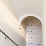 Niele Toroni, Impronte di pennello no. 50 ripetute a intervalli regolari di 30 cm, 1991; acrilico su parete, dimensioni site specific; Collezione Comune di Ascona, Museo Comunale d’Arte Moderna, Ascona; © 2025, ProLitteris, Zurich; Foto © Studio Daulte