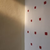 Niele Toroni, Impronte di pennello no. 50 ripetute a intervalli regolari di 30 cm, 1991; acrilico su parete, dimensioni site specific; Collezione Comune di Ascona, Museo Comunale d’Arte Moderna, Ascona; © 2025, ProLitteris, Zurich; Foto © Studio Daulte