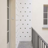 Niele Toroni, Impronte di pennello no. 50 ripetute a intervalli regolari di 30 cm, 1991; acrilico su parete, dimensioni site specific; Collezione Comune di Ascona, Museo Comunale d’Arte Moderna, Ascona; © 2025, ProLitteris, Zurich; Foto © Studio Daulte