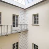 Niele Toroni, Impronte di pennello no. 50 ripetute a intervalli regolari di 30 cm, 1991; acrilico su parete, dimensioni site specific; Collezione Comune di Ascona, Museo Comunale d’Arte Moderna, Ascona; © 2025, ProLitteris, Zurich; Foto © Studio Daulte