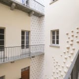 Niele Toroni, Impronte di pennello no. 50 ripetute a intervalli regolari di 30 cm, 1991; acrilico su parete, dimensioni site specific; Collezione Comune di Ascona, Museo Comunale d’Arte Moderna, Ascona; © 2025, ProLitteris, Zurich; Foto © Studio Daulte