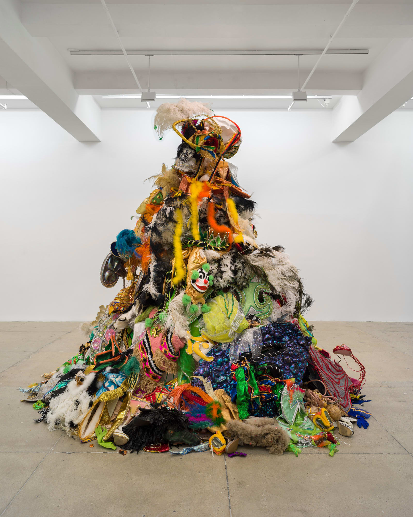 Andrea Fraser Um Monumento às Fantasias Descartadas (A Monument to Discarded Fantasies) , 2003 Mixed media (Brazilian carnival costumes) Dimensions...