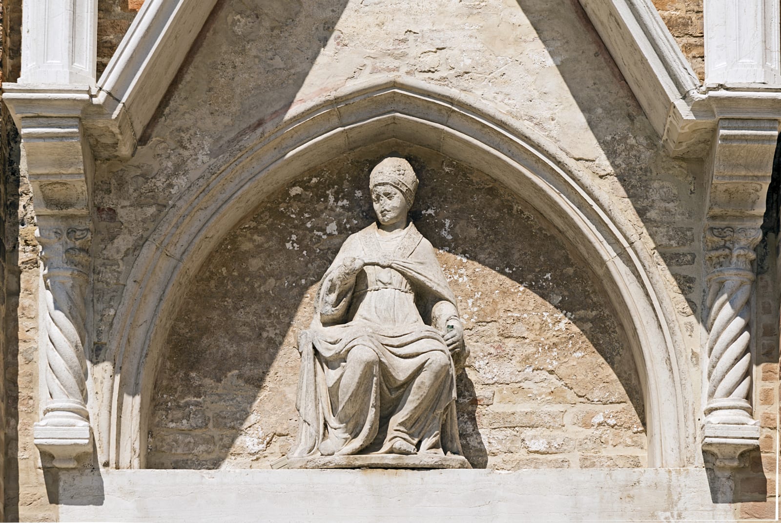 <p>Statue of St. Louis of Toulouse, Sant'Alvise, Venice, Italy. Photo Didier Descouens.</p>