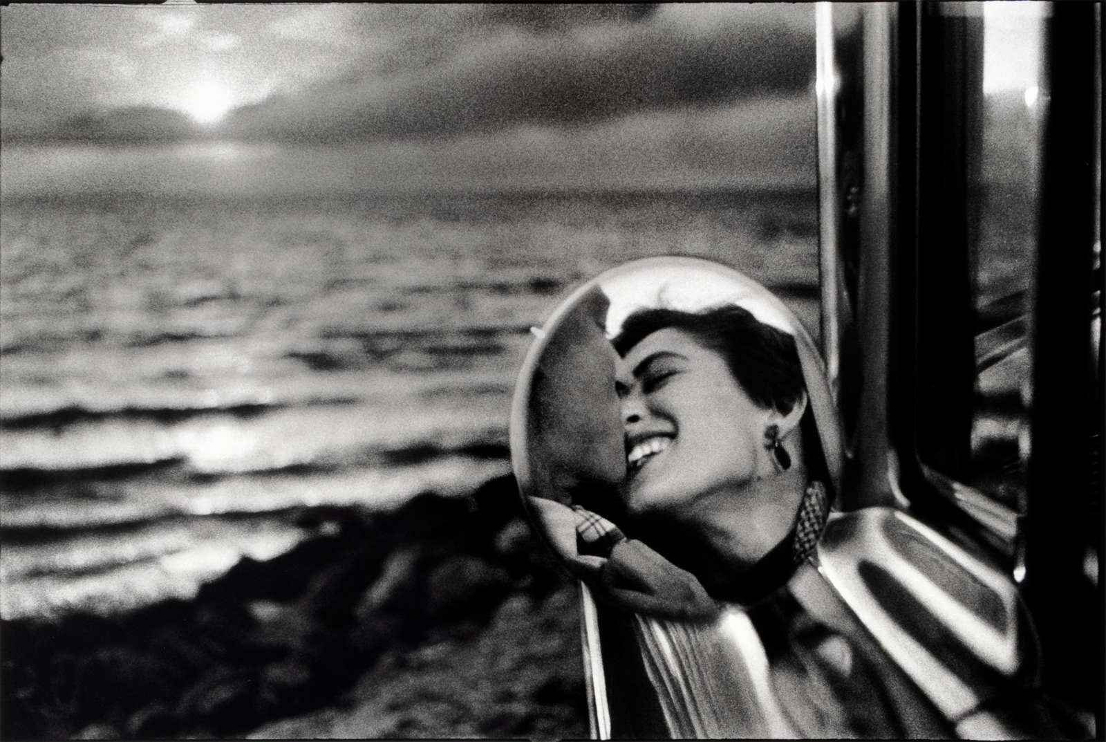 Elliott Erwitt, California Kiss, Santa Monica, CA, 1955