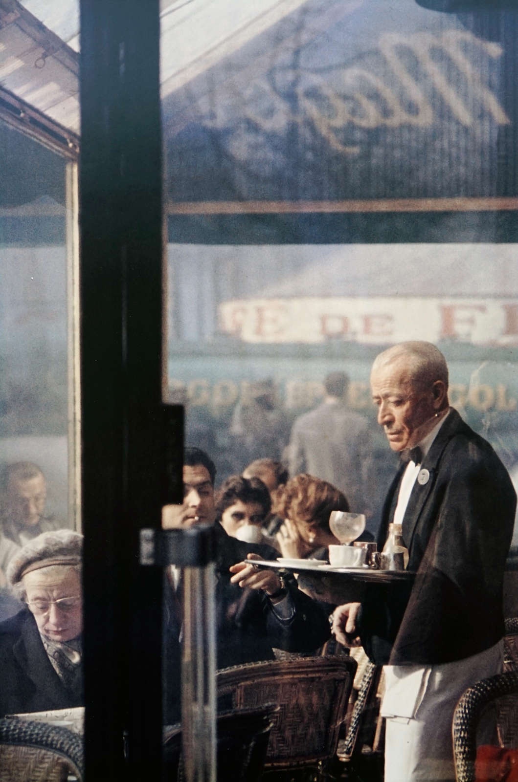 Saul Leiter, Waiter, Paris, 1958