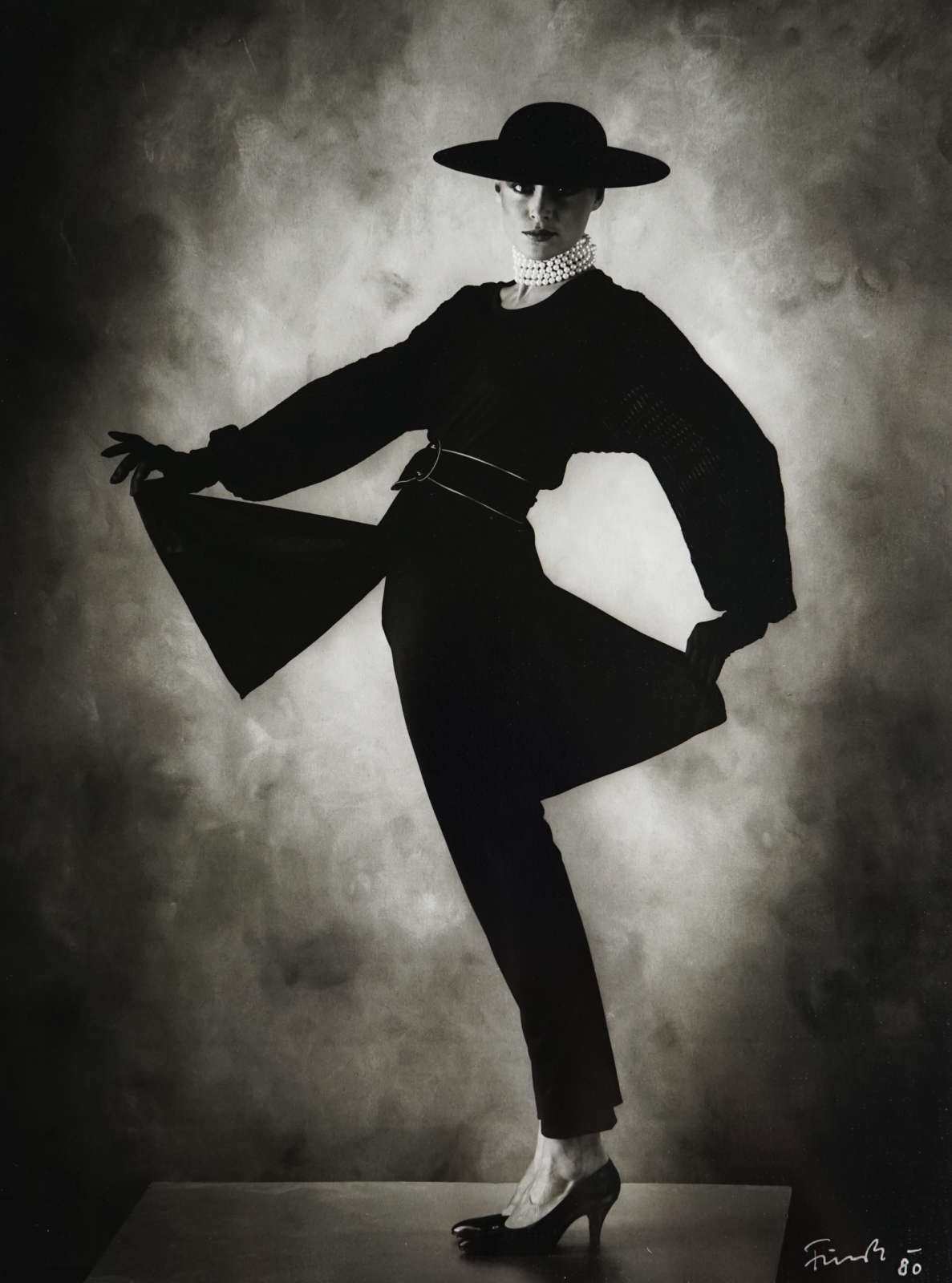 Nelle in Schwarz (Nelle in Black), 1980