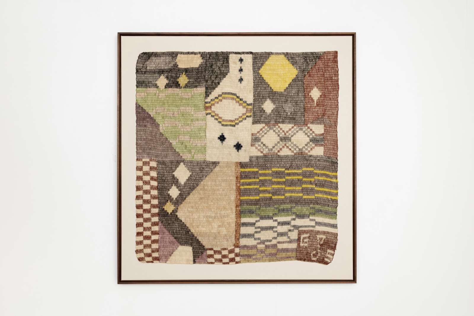 Claudia Alarcón & Silät, 'Wenachelamejen [Lo diferente / The Other]', 2025, hand-spun chaguar fibre, woven in yica stitch. Courtesy of the artist and Cecilia Brunson Projects. Photo: Lucy Dawkins.