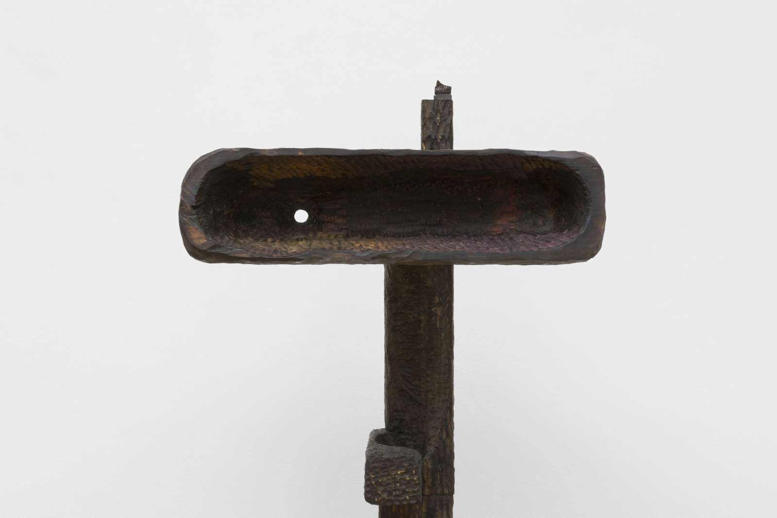 Anderson Borba, Suspended Canon, 2024, Wood, wood stain, wood paint, gilt cream, plaster, and oil paint, 173 x 54 x 20 cm. Courtesy of the artist and The Approach, London. Photo: Michal Brzezinski