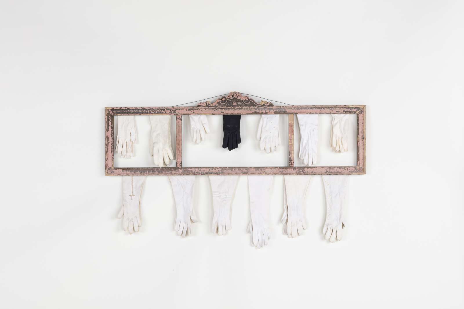 Lonnie Holley, Working in the House, 2020, Wooden frame, metal wire and cotton gloves, 74 x 120.8 x 3 cm