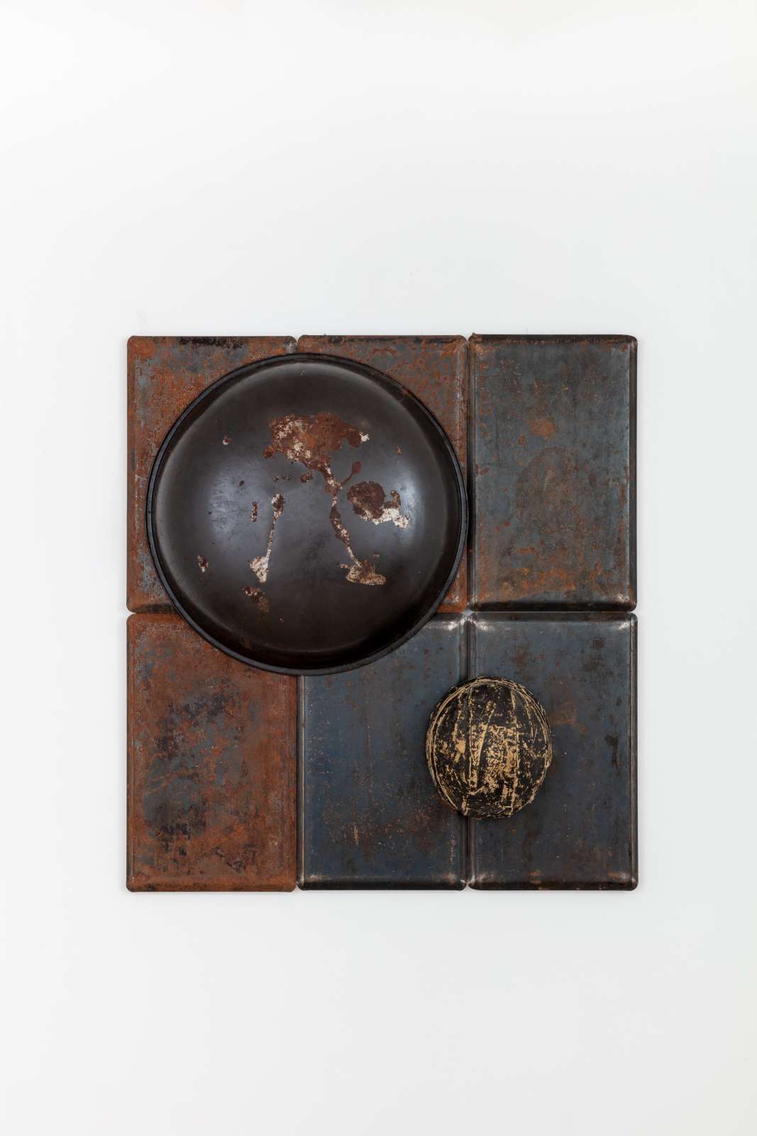 Alexandre da Cunha, 'Batalha', 2022, oven trays, basin, helmet, fixings, 106 x 97.5 x 18 cm, 41 3/4 x 38 1/2 x 7 in. © Alexandre da Cunha. Courtesy the artist and Thomas Dane Gallery. Photo: Richard Ivey.