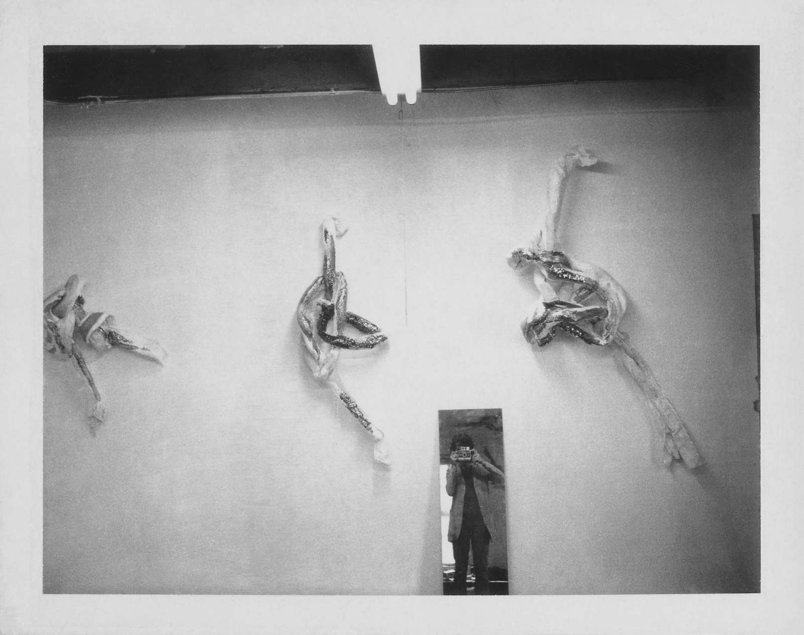 Lynda Benglis ‘Sparkle knots’ in the artist’s Baxter Street studio, New York City, 1972 © Lynda Benglis. Licensed by VAGA at Artists Rights Society (ARS), NY. Courtesy the artist, Pace Gallery and Thomas Dane Gallery. Photo: Lynda Benglis.