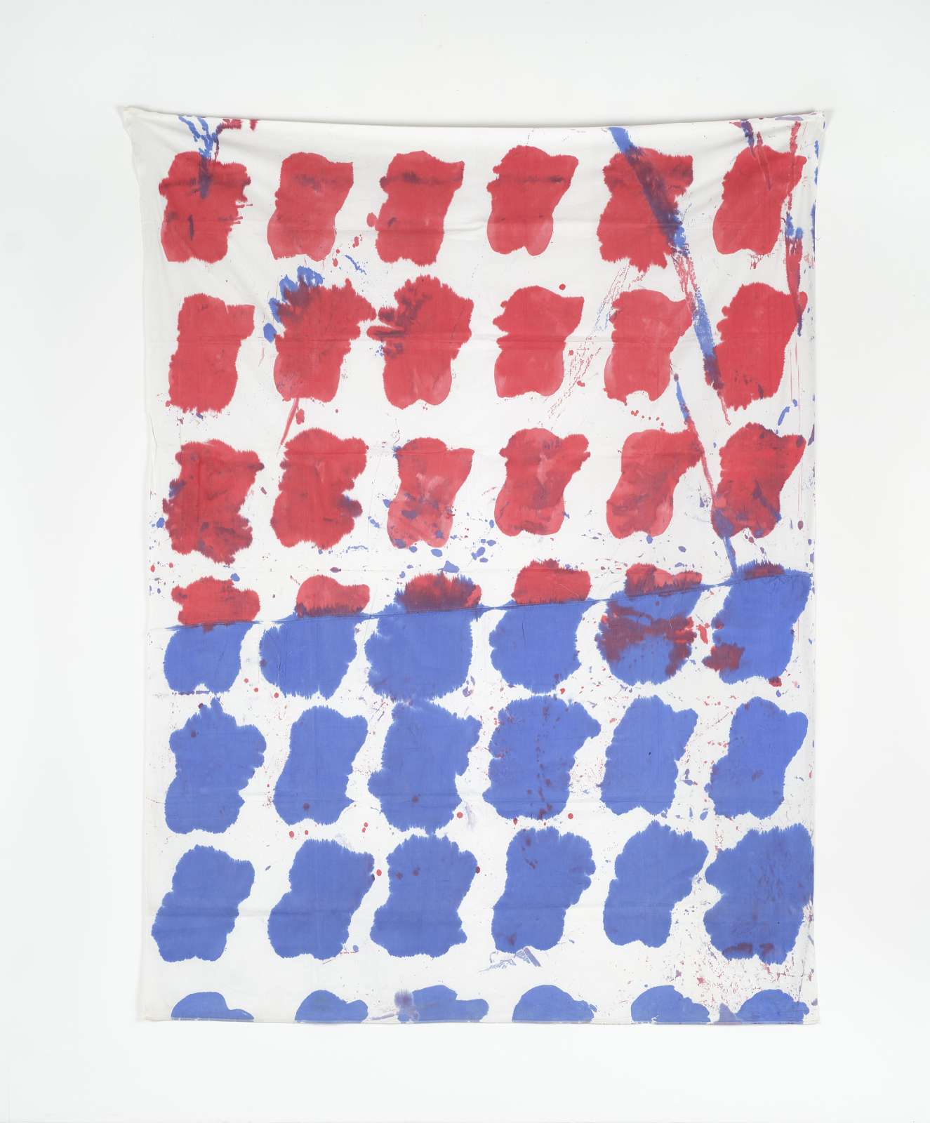 Claude Viallat, '1975/016', 1975. Acrylic on two canvases stitched together, 280×210cm. © Claude Viallat. Courtesy Ceysson & Bénétière. Photo: Studio Rémi Villaggi.