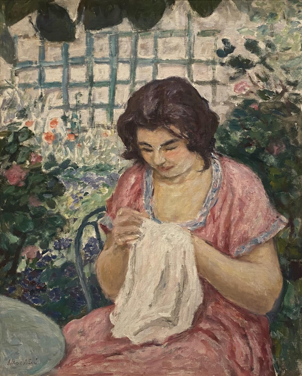 Femme en Rose Cousant dans le Jardin