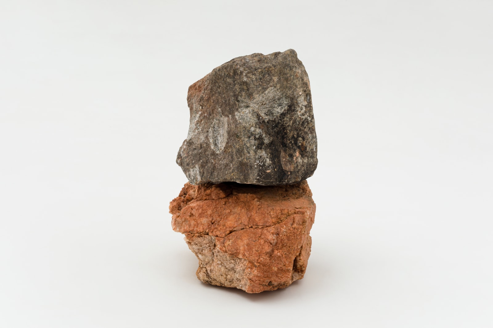Paulo Nazareth, ERNESTO BATISTA: _ CONTRAPONTO ENTRE UMA PEDRA TALHADA Y UMA PEDRA BRUTA, 2020
