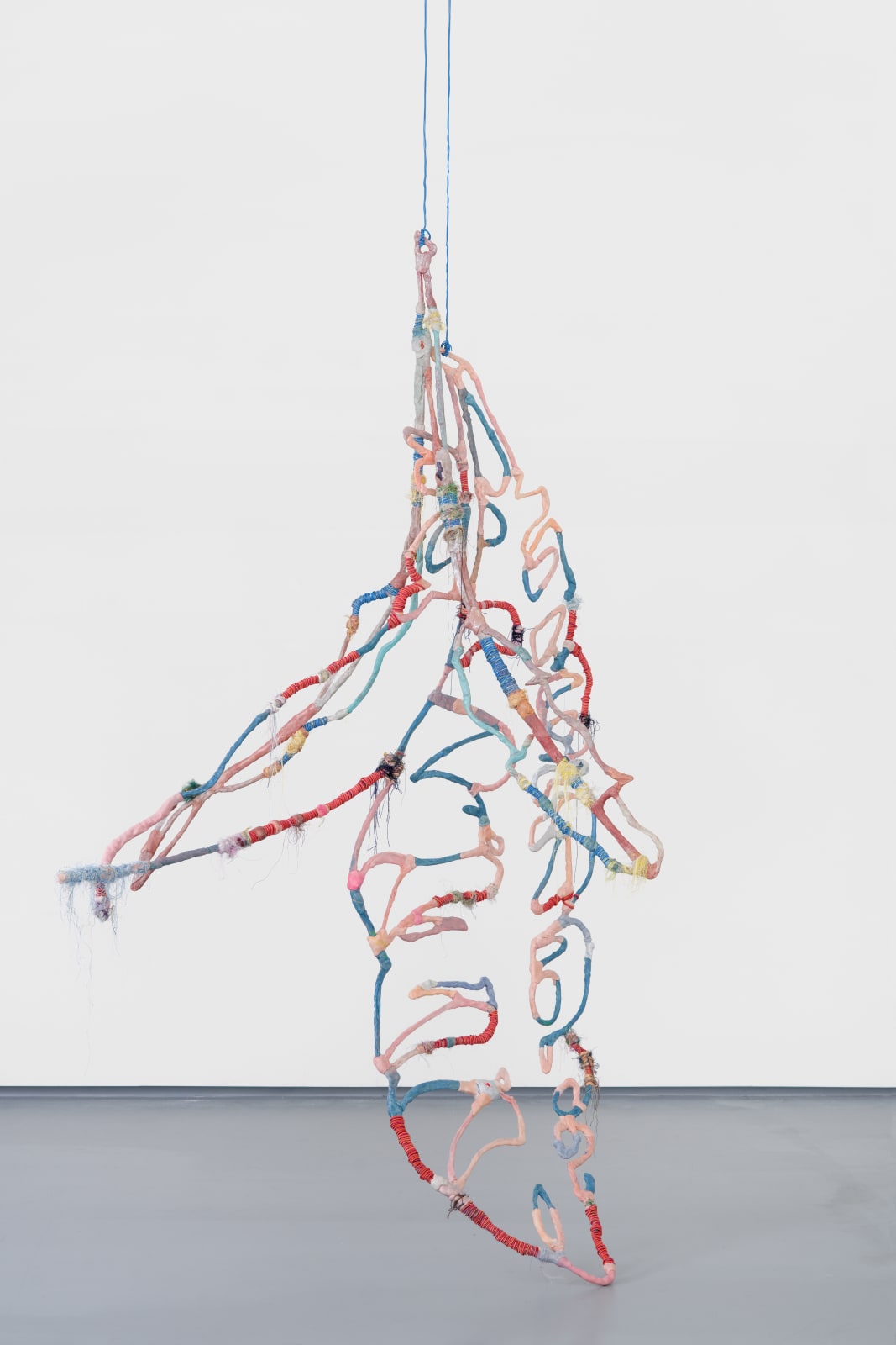 Julien Creuzet, Attila cataracte, ta source aux pieds, des pitons verts, finira dans la grande mer, gouffre bleu, nous nous noyâmes, dans les larmes marées, de la lune, feuilles de Balisier, rivière Falaise, 2024