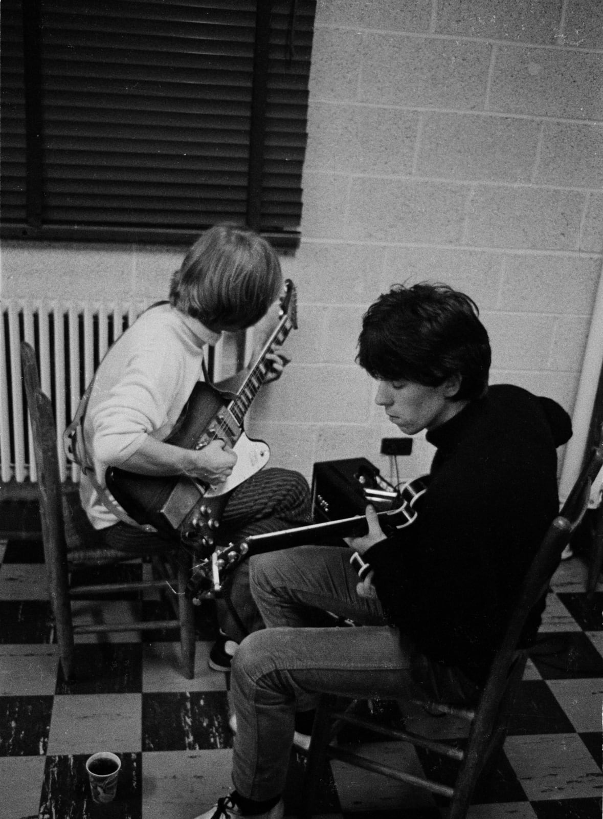 Gered Mankowitz, Keith Richards and Brian Jones, Tuning. Backstage USA, 1965