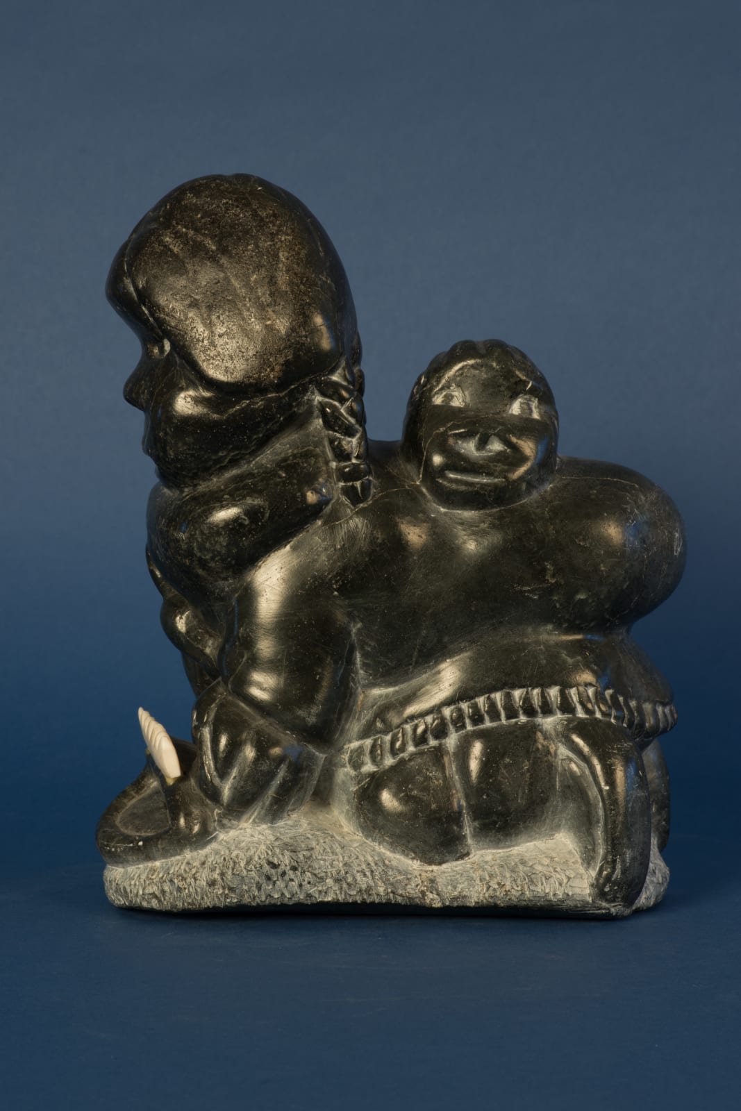 Johnny Inukpuk, Mother & Child / Mere et enfant, ca. 1990