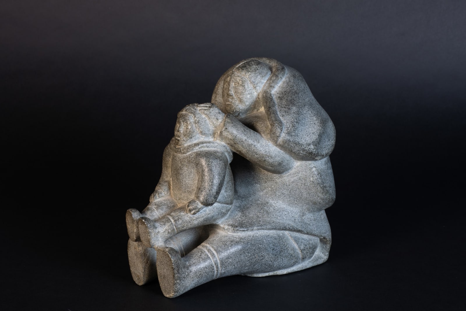 Elisapie Taqaq Saviakjuk, Woman Combing Child's Hair / Femme peignant les cheveux de son enfant, ca. 1955